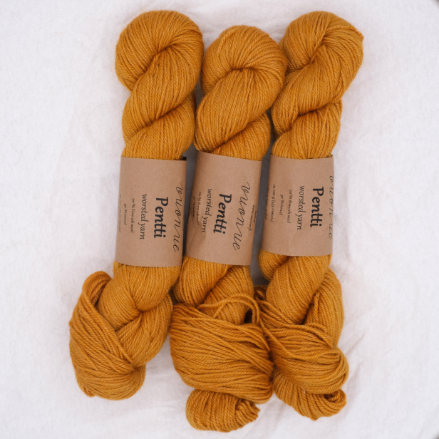 Trzy precle musztardowej włóczki Vuonue Pentti Dyed w ciepłym odcieniu Ocher