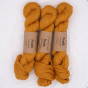 Trzy precle musztardowej włóczki Vuonue Pentti Dyed w ciepłym odcieniu Ocher