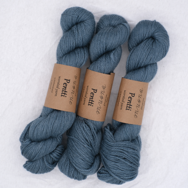 Trzy precle niebieskoszarej włóczki Vuonue Pentti Dyed w chłodnym odcieniu Blue Grey