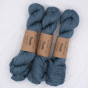 Trzy precle niebieskoszarej włóczki Vuonue Pentti Dyed w chłodnym odcieniu Blue Grey