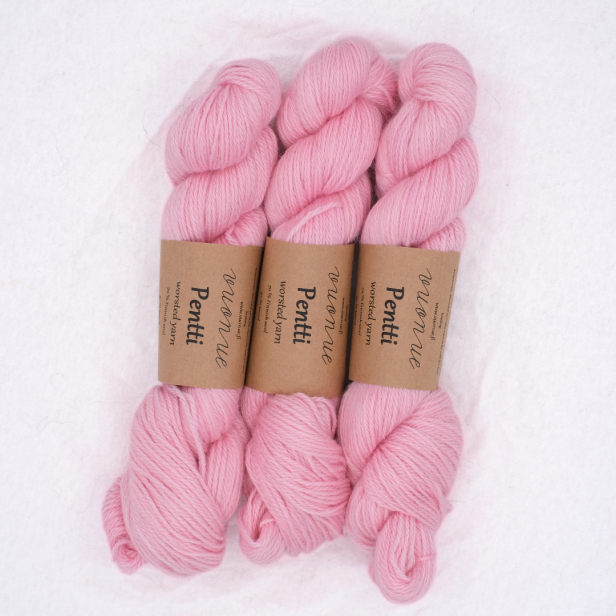 Trzy precle jasnoróżowej włóczki Vuonue Pentti Dyed w pastelowym odcieniu Light Pink