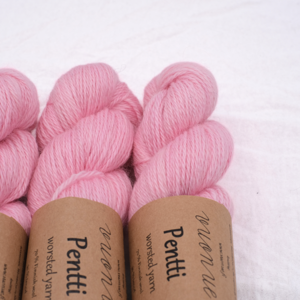 Zbliżenie na motek delikatnej fińskiej włóczki Vuonue Pentti w różowym kolorze Light Pink