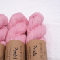 Zbliżenie na motek delikatnej fińskiej włóczki Vuonue Pentti w różowym kolorze Light Pink