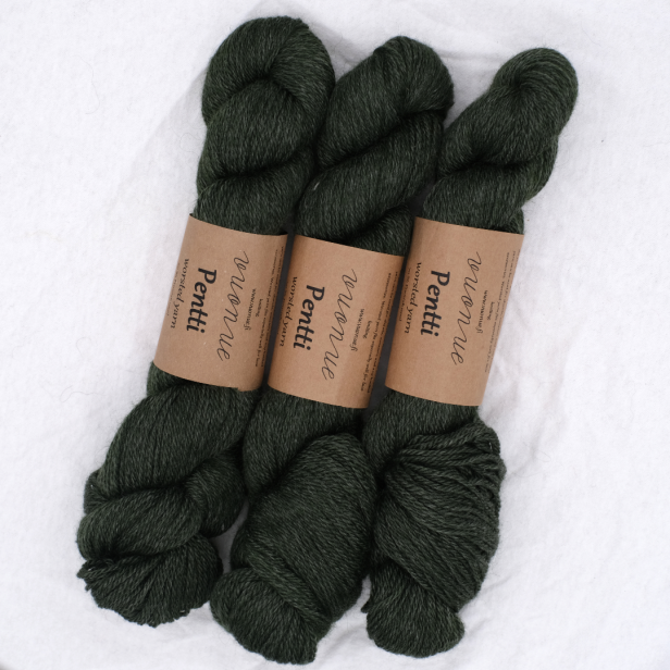 Trzy precle ciemnozielonej włóczki Vuonue Pentti Dyed w leśnym odcieniu Coniferous Green