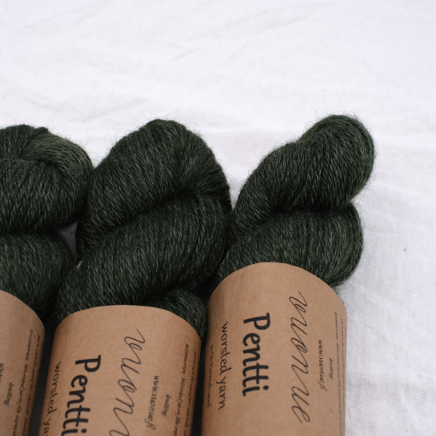 Butelkowozielony motek delikatnej włóczki Vuonue Pentti kolor Coniferous Green do robienia na drutach