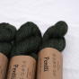 Butelkowozielony motek delikatnej włóczki Vuonue Pentti kolor Coniferous Green do robienia na drutach