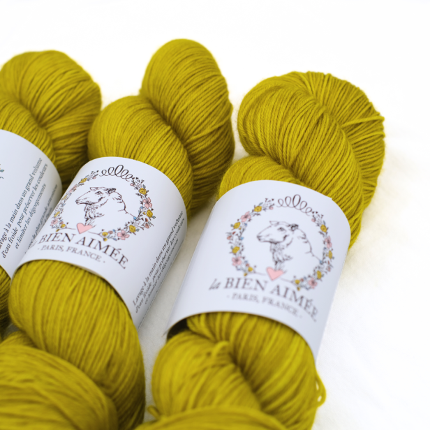 Limonkowo-żółty motek luksusowej wełny skarpetkowej LBA Merino Super Sock w zbliżeniu