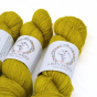 Limonkowo-żółty motek luksusowej wełny skarpetkowej LBA Merino Super Sock w zbliżeniu
