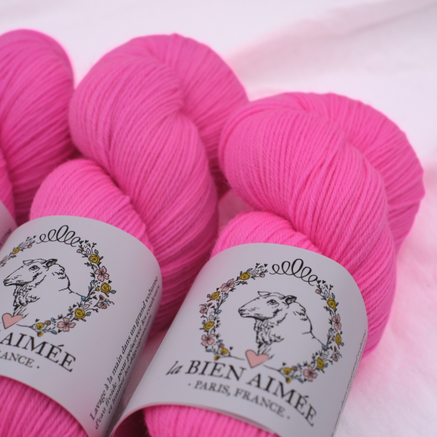 Zbliżenie na intensywnie różowy motek ręcznie farbowanej przędzy LBA Merino Super Sock kolor Kool