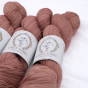 Ceglasto-różowy motek luksusowej wełny ręcznie farbowanej LBA Merino Super Sock odcień Clay do dziergania