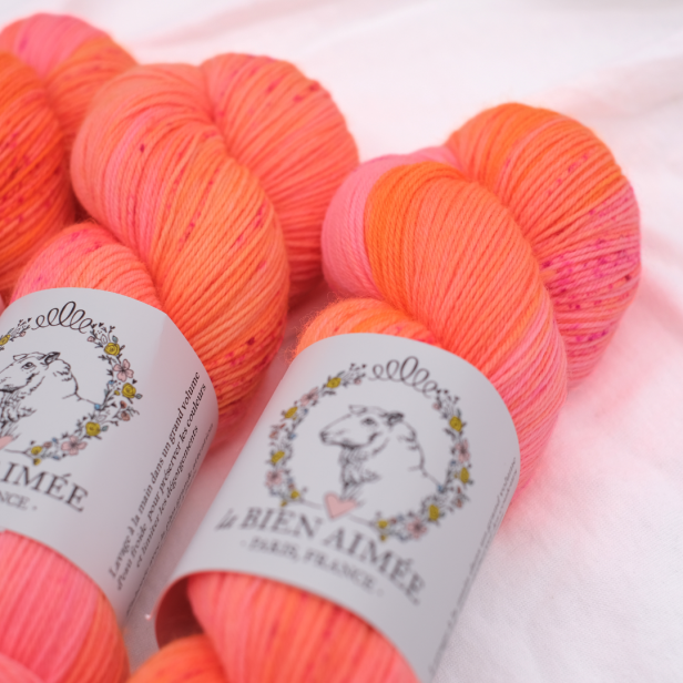 Zbliżenie na neonowo-pomarańczowy motek ręcznie farbowanej włóczki skarpetkowej LBA Merino Super Sock kolor Tang