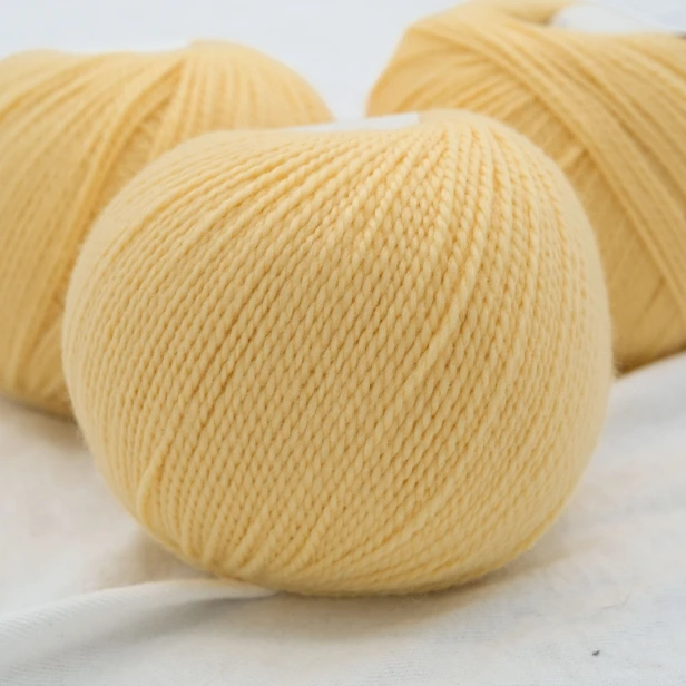 wloczka-merino-krea-deluxe-50g-jasny-zolty-2.webp