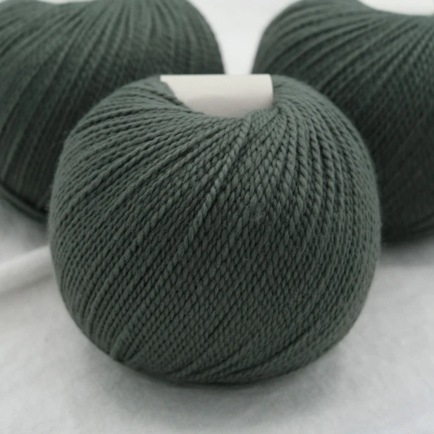wloczka-merino-krea-deluxe-50g-zgaszona-zielen-2.webp