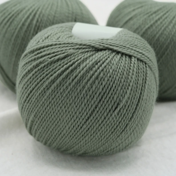 wloczka-merino-krea-deluxe-50g-jasna-zgaszona-zielen-2.webp