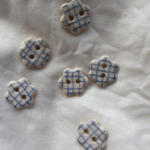 Ręcznie robione guziki ceramiczne kwiatuszki Mirjam Faber Blue Grid
