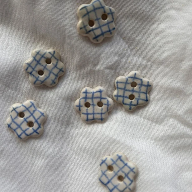 Ręcznie robione guziki ceramiczne kwiatuszki Mirjam Faber Blue Grid