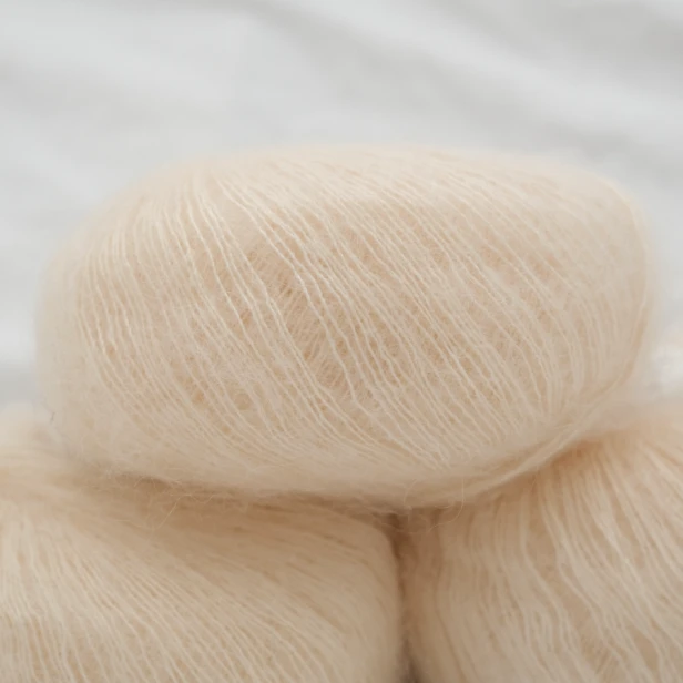 wloczka-deluxe-silk-mohair-krea-deluxe-20g-krem-2.webp