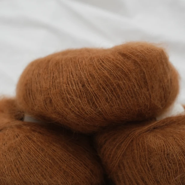 wloczka-deluxe-silk-mohair-krea-deluxe-20g-cognac-2.webp