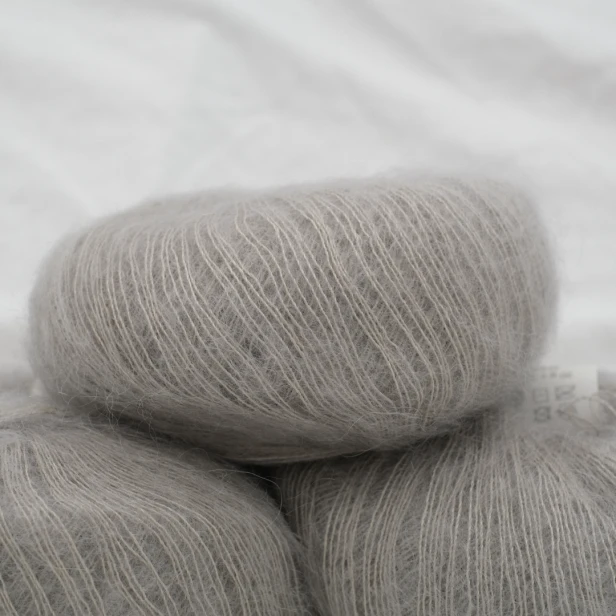 wloczka-deluxe-silk-mohair-krea-deluxe-20g-jasny-szary-2.webp
