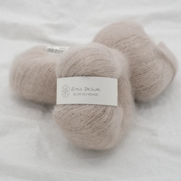 wloczka-deluxe-silk-mohair-krea-deluxe-20g-delikatny-szary.webp