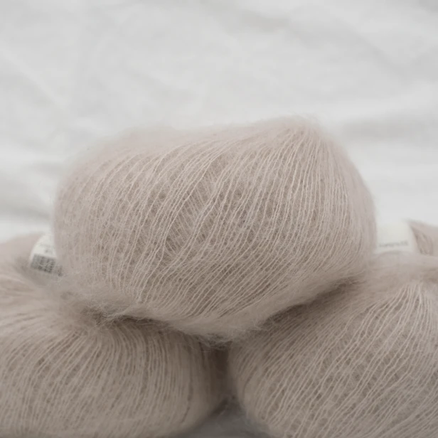 wloczka-deluxe-silk-mohair-krea-deluxe-20g-delikatny-szary-2.webp