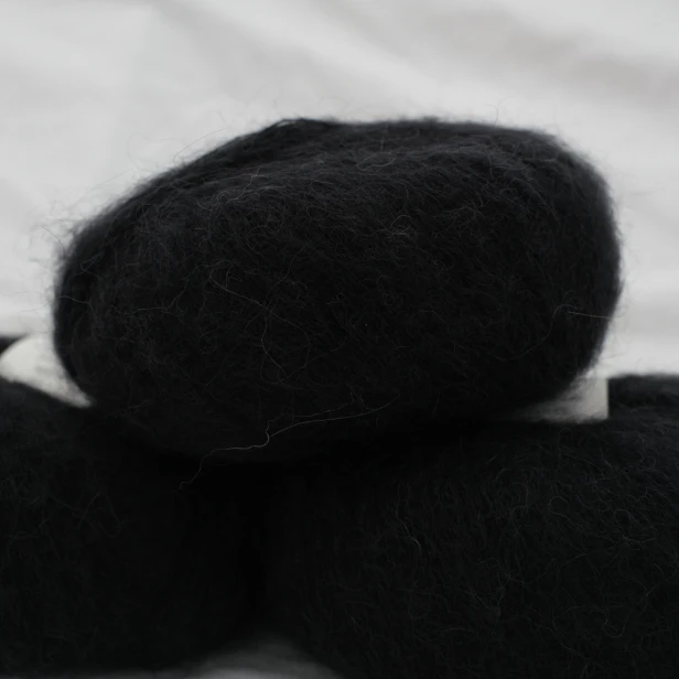 wloczka-deluxe-silk-mohair-krea-deluxe-20g-czarny-2.webp