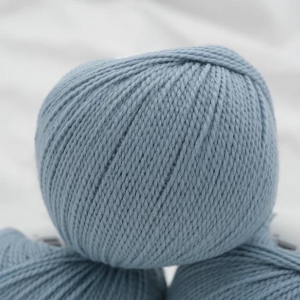 wloczka-merino-krea-deluxe-50g-zgaszony-jasnoniebieski-2.webp
