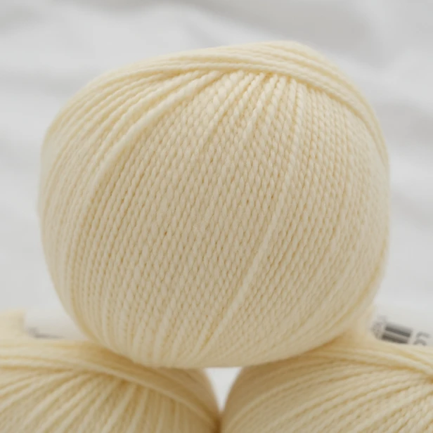 wloczka-merino-krea-deluxe-50g-blady-zolty-2.webp