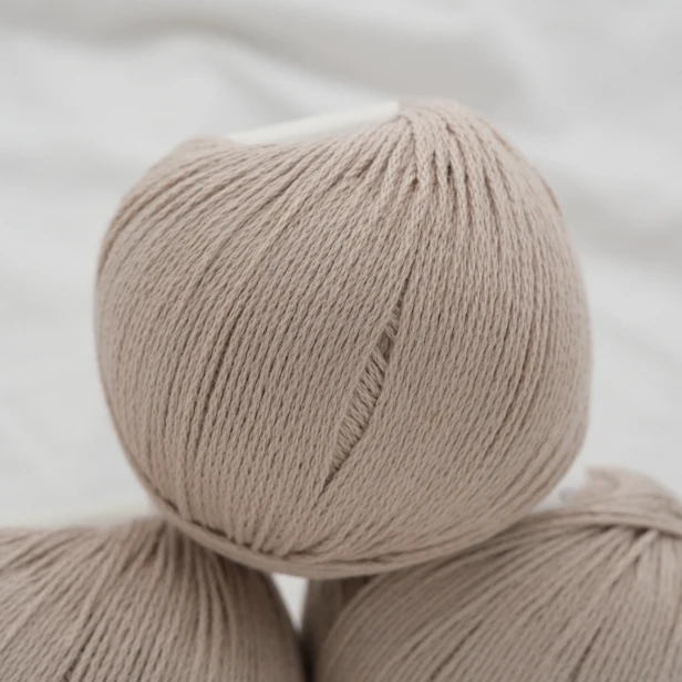 wloczka-cotton-krea-deluxe-50g-delikatny-szarobrazowy-2.webp